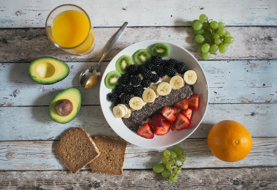 Ilustrativo: uma mesa colorida de comida fresca e equilibrada